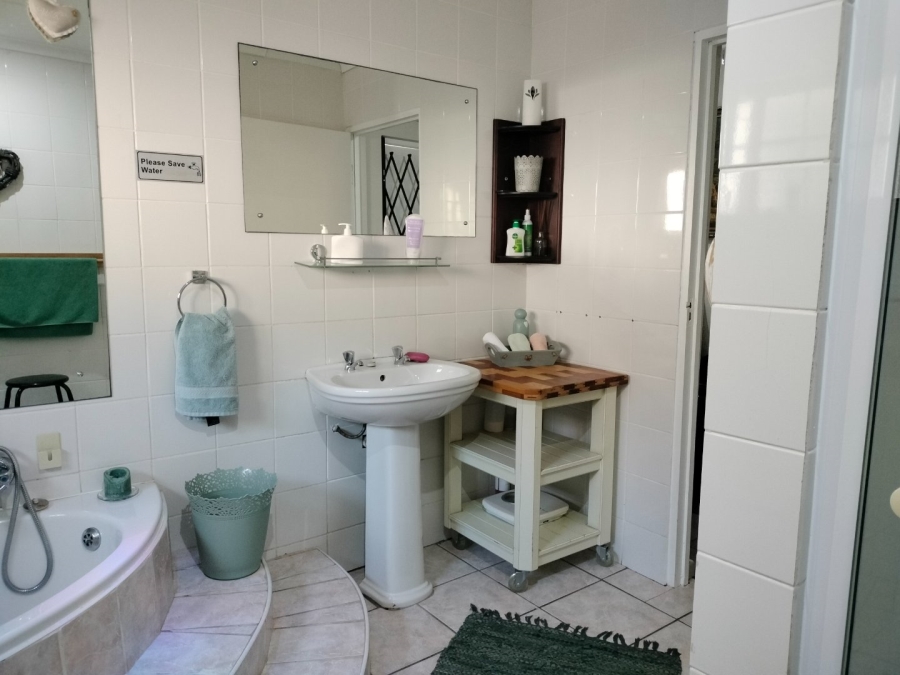4 Bedroom Property for Sale in Fraaiuitsig Western Cape
